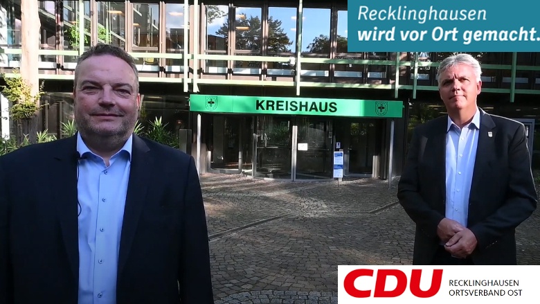 CDU Landratskandidat Bodo Klimpel und Kreistagskandidat Torsten Jakob vor dem Kreishaus Recklinghausen  