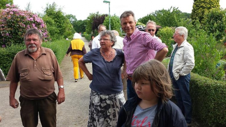 Bürgermeister Christoph Tesche weihte den renovierten Spielplatz im Kleingartenverein Lohfeld ein