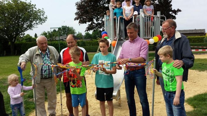 Bürgermeister Christoph Tesche weihte den renovierten Spielplatz im Kleingartenverein Lohfeld ein